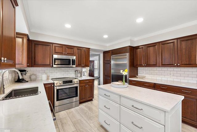 4 Elmsleigh Lane, Grosse Pointe, MI 48230