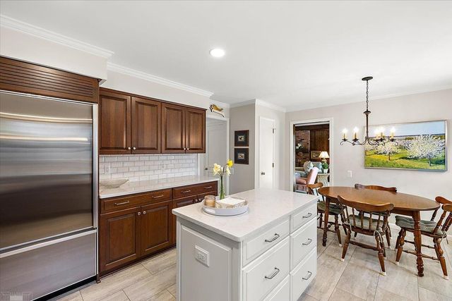 4 Elmsleigh Lane, Grosse Pointe, MI 48230
