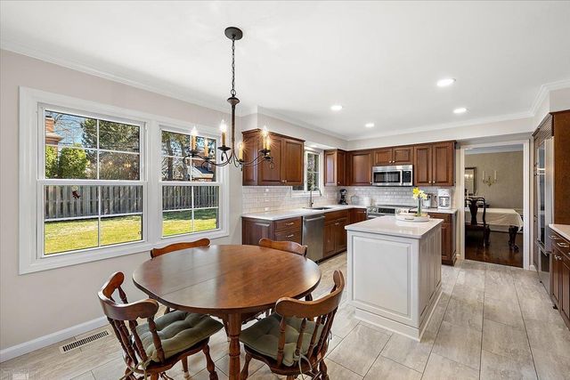 4 Elmsleigh Lane, Grosse Pointe, MI 48230