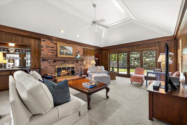 4 Elmsleigh Lane, Grosse Pointe, MI 48230