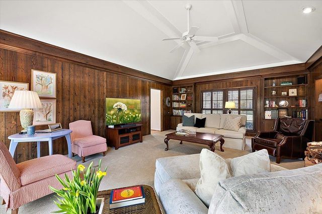 4 Elmsleigh Lane, Grosse Pointe, MI 48230