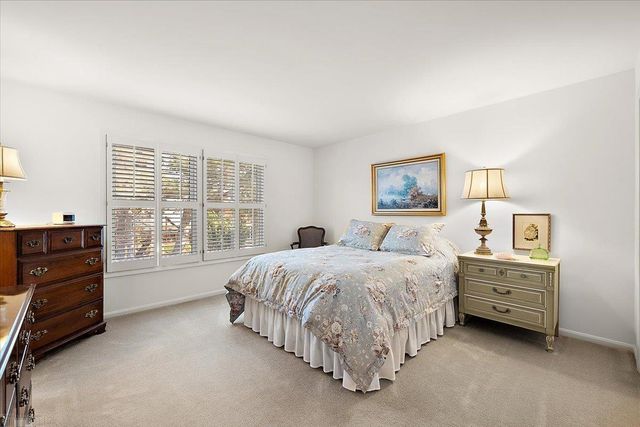 4 Elmsleigh Lane, Grosse Pointe, MI 48230