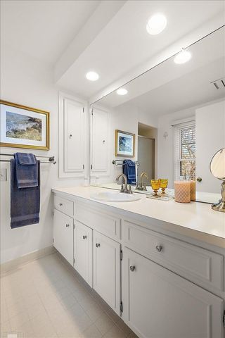 4 Elmsleigh Lane, Grosse Pointe, MI 48230
