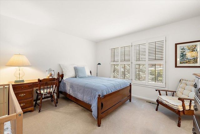 4 Elmsleigh Lane, Grosse Pointe, MI 48230