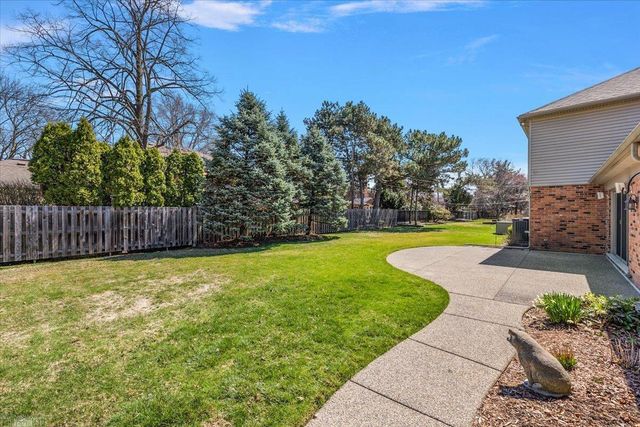 4 Elmsleigh Lane, Grosse Pointe, MI 48230