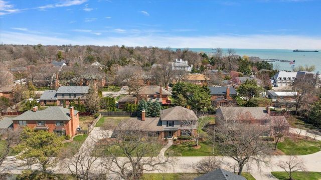 4 Elmsleigh Lane, Grosse Pointe, MI 48230