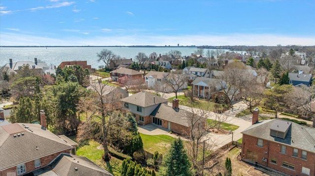 4 Elmsleigh Lane, Grosse Pointe, MI 48230