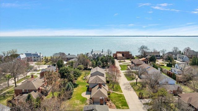 4 Elmsleigh Lane, Grosse Pointe, MI 48230