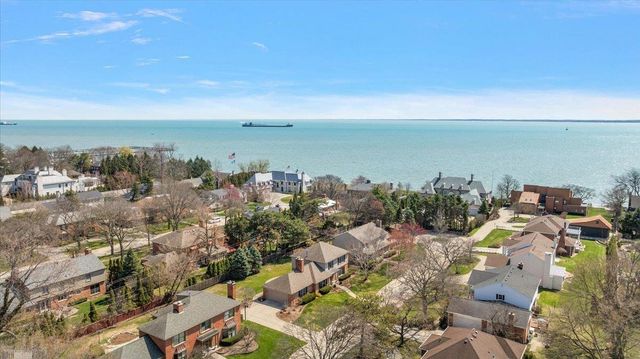 4 Elmsleigh Lane, Grosse Pointe, MI 48230