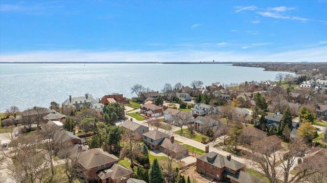 4 Elmsleigh Lane, Grosse Pointe, MI 48230