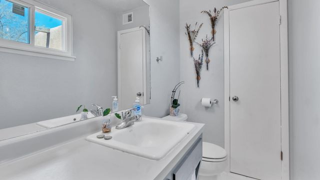 1029 Lynch Court NW, Albuquerque, NM 87104