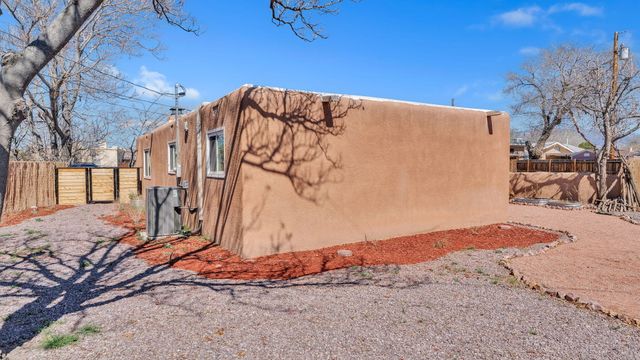 1029 Lynch Court NW, Albuquerque, NM 87104