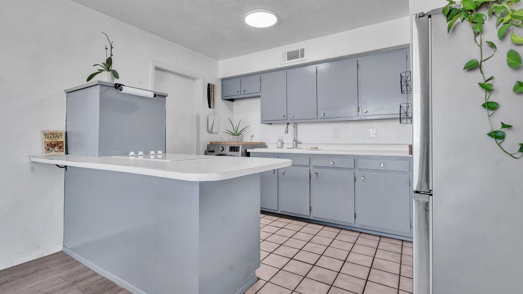 Image 10 of property listing at 1029 Lynch Court NW, Albuquerque, NM 87104