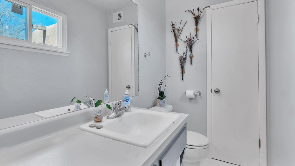 Image 16 of property listing at 1029 Lynch Court NW, Albuquerque, NM 87104