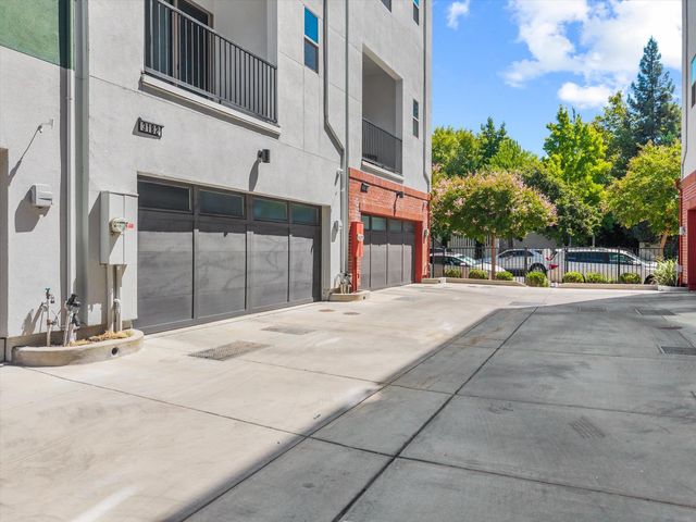 3182 L St, Sacramento, CA 95816
