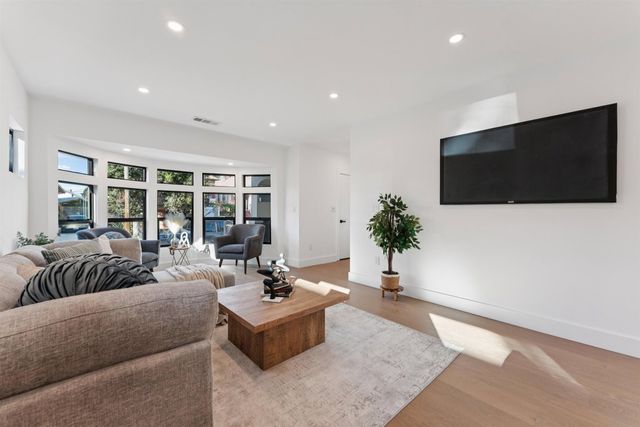 975 975 55 St, Oakland, CA 94608