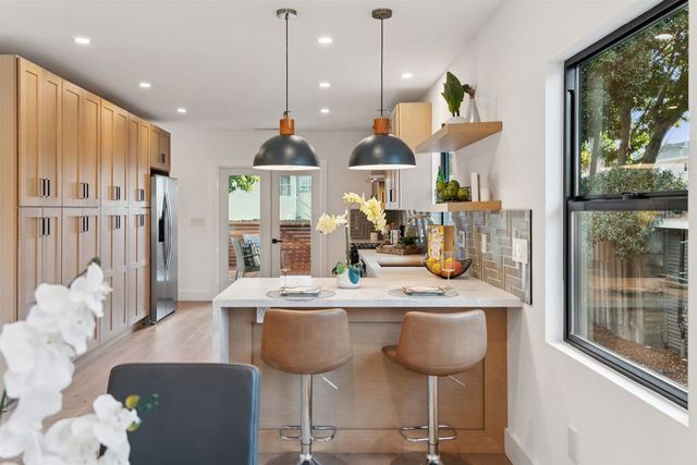 975 975 55 St, Oakland, CA 94608