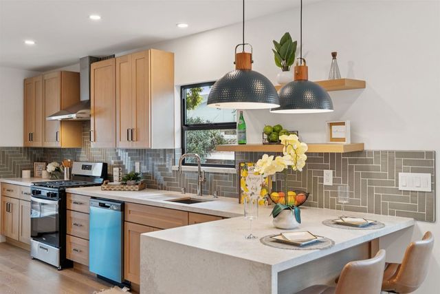 975 975 55 St, Oakland, CA 94608