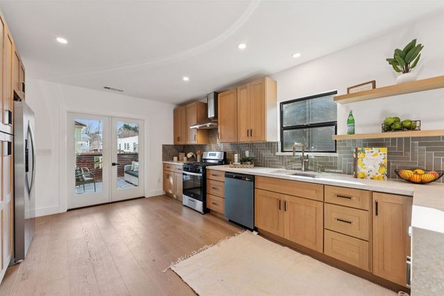 975 975 55 St, Oakland, CA 94608