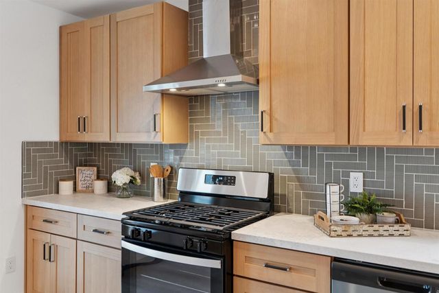 975 975 55 St, Oakland, CA 94608