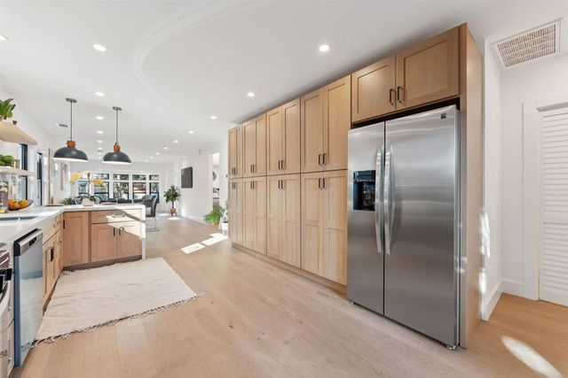 975 975 55 St, Oakland, CA 94608