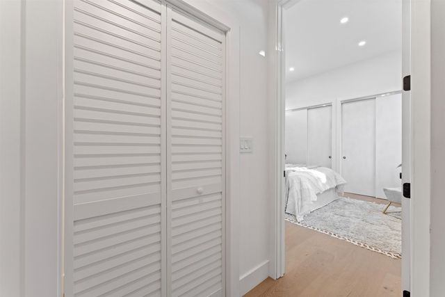 975 975 55 St, Oakland, CA 94608