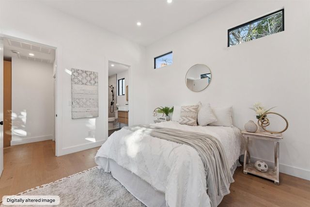 975 975 55 St, Oakland, CA 94608