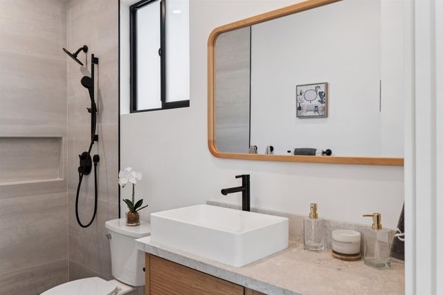 975 975 55 St, Oakland, CA 94608