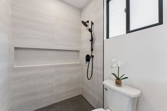 975 975 55 St, Oakland, CA 94608