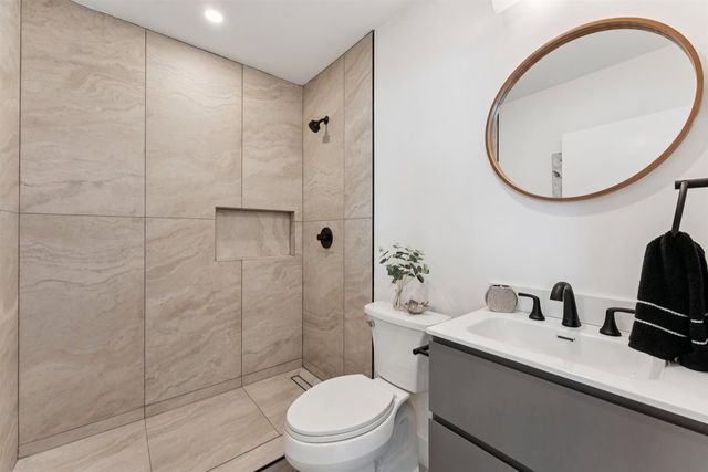 975 975 55 St, Oakland, CA 94608