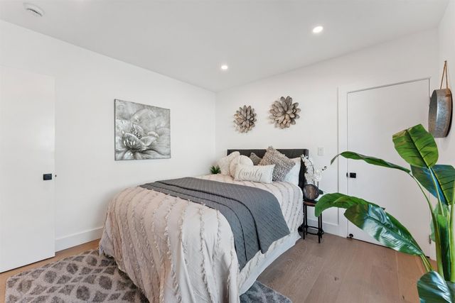 975 975 55 St, Oakland, CA 94608