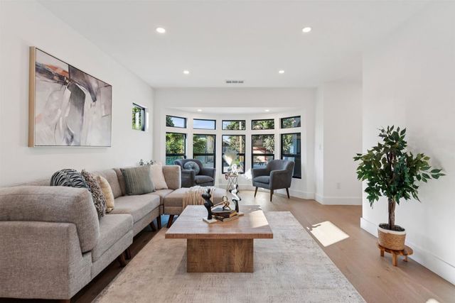 975 975 55 St, Oakland, CA 94608