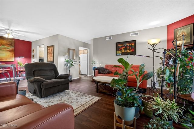 10373 Glenway Drive 202, Twinsburg, OH 44087