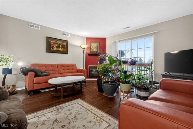 10373 Glenway Drive 202, Twinsburg, OH 44087