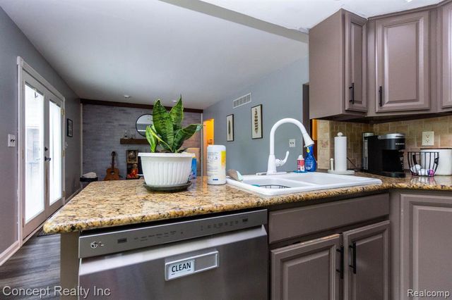 21467 Jewell Court, Grosse Ile, MI 48138