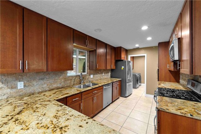 19989 Cronese Lane, Apple Valley, CA 92308