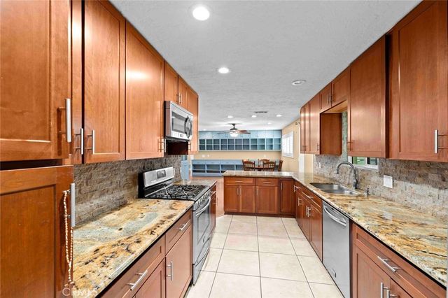 19989 Cronese Lane, Apple Valley, CA 92308