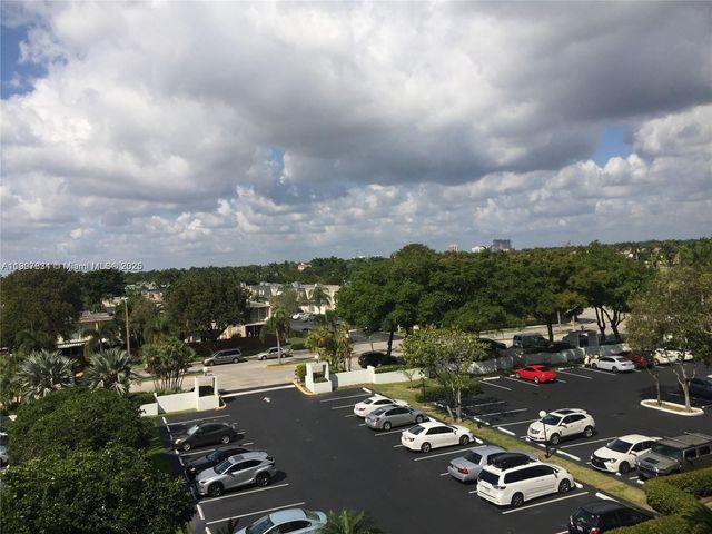 1000 Parkview Dr 511, Hallandale Beach, FL 33009