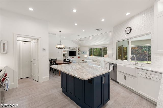 571 Neapolitan LN, Naples, FL 34103