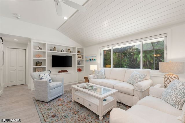 571 Neapolitan LN, Naples, FL 34103