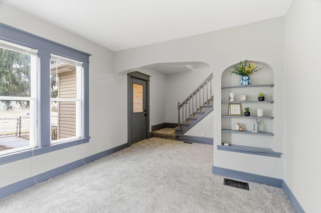 902 Dodd Road, West Saint Paul, MN 55118