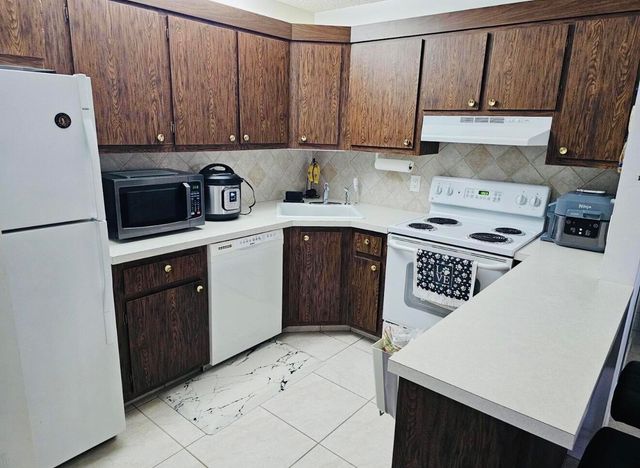 443 Pine Glen Lane C-2, Greenacres, FL 33463