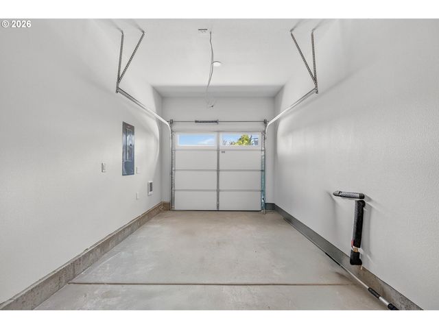 9265 E Burnside St, Portland, OR 97216