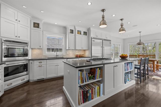 2269 Saint Johns Avenue, Highland Park, IL 60035