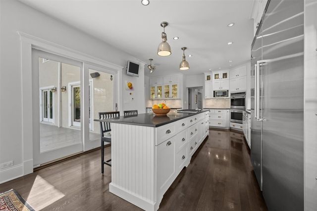 2269 Saint Johns Avenue, Highland Park, IL 60035