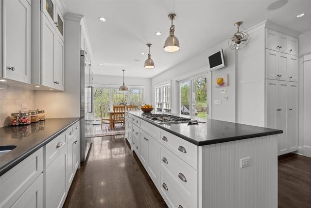 2269 Saint Johns Avenue, Highland Park, IL 60035