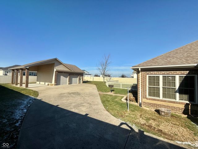 1992 Austin James Lane, Seymour, IN 47274
