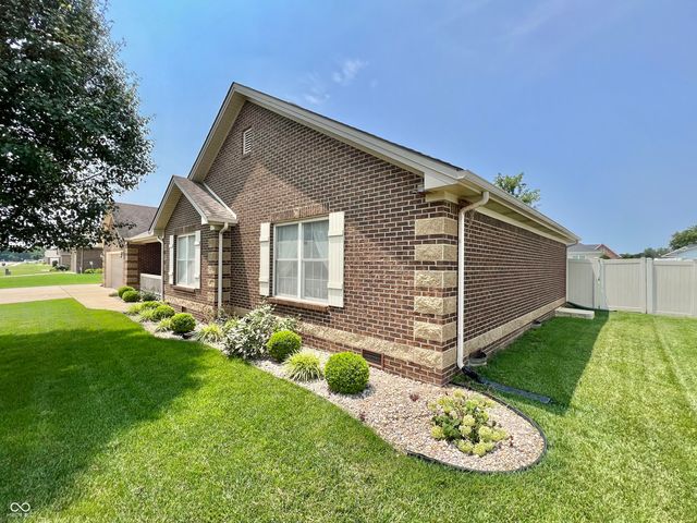 1992 Austin James Lane, Seymour, IN 47274