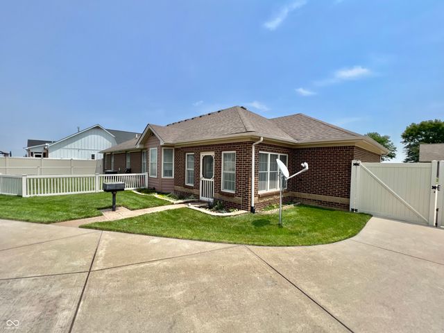 1992 Austin James Lane, Seymour, IN 47274