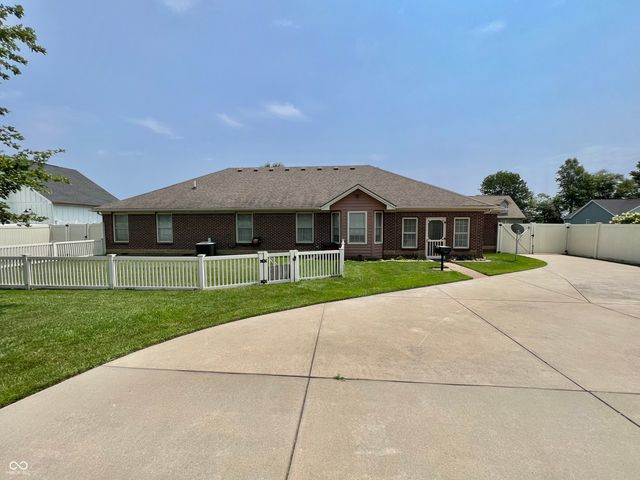 1992 Austin James Lane, Seymour, IN 47274